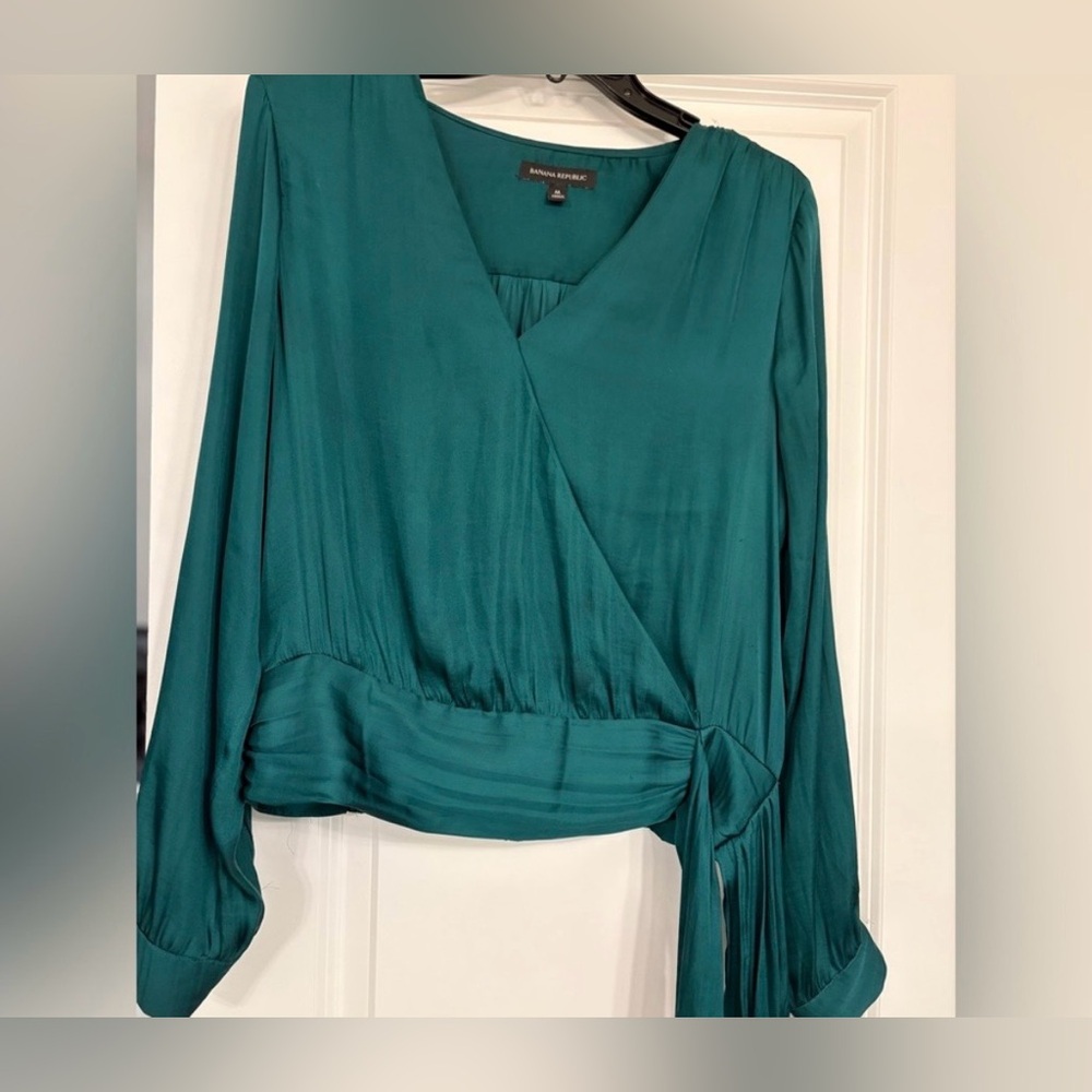 Banana Republic emerald green silky blouse with tie bottom M